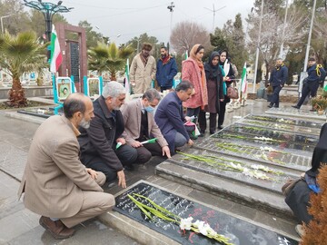 حضور کارکنان زندان‌های اصفهان در مراسم آغاز دهه فجر در گلستان شهدا