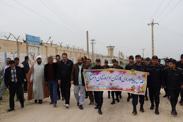 همایش پیاده‌روی کارکنان و سربازان‌وظیفه زندان دشتستان در یادواره دهه فجر