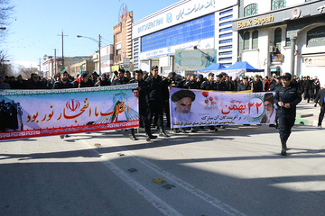 حضور پرشور کارکنان زندان‌های استان کرمانشاه و خانواده‌هایشان در راهپیمایی 22 بهمن 