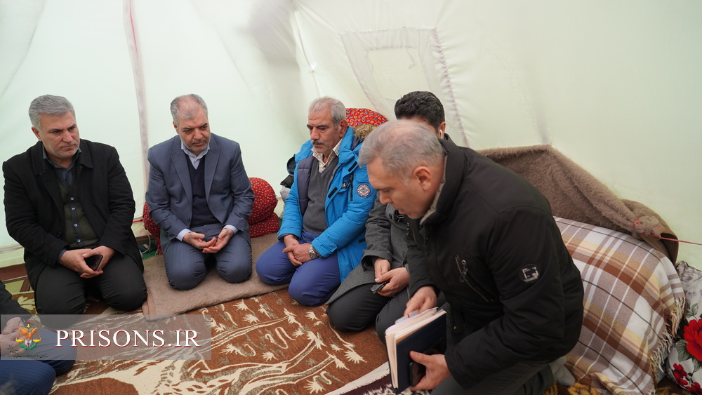دیدار صمیمی مدیرکل زندان‌ها با خانواده کارکنان زندان‌خوی در چادرهای اسکان موقت
