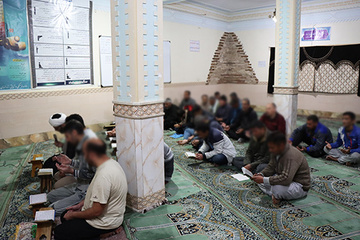 مددجویان زندان‌های البرز در سوگ شهادت امام موسی کاظم(ع) عزاداری کردند