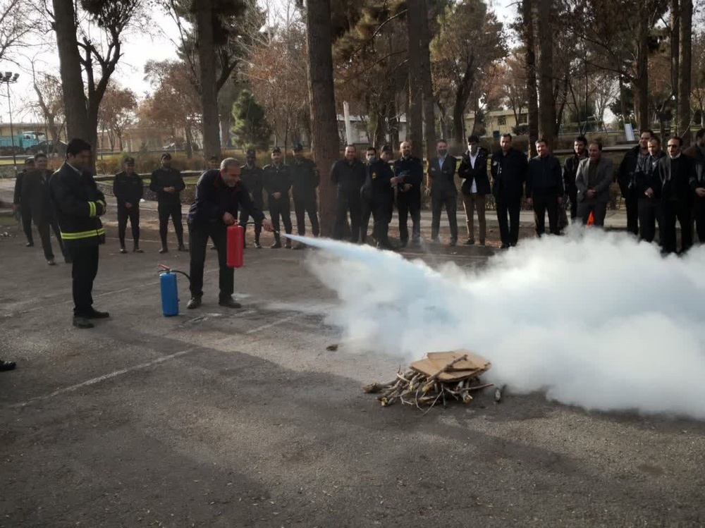 برگزاری کارگاه آموزشی اطفاء حریق ویژه کارکنان و سربازان وظیفه زندان نیشابور 
