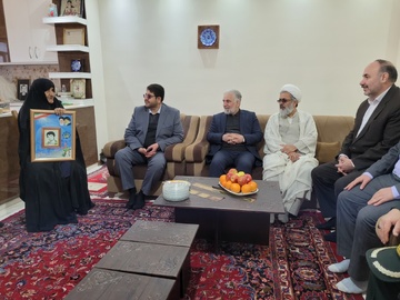 حضور دکتر محمدی در گلزار شهدای تفرش/ رئیس سازمان زندان‌ها به دیدار خانواده شهدا رفت