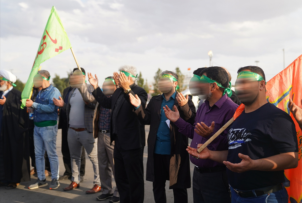 پیاده روی زندانیان زندان باز قم همراه با کارکنان به سمت مسجد مقدس جمکران