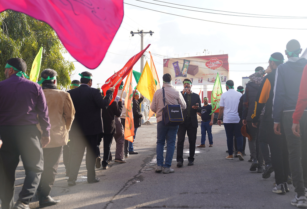 پیاده روی زندانیان زندان باز قم همراه با کارکنان به سمت مسجد مقدس جمکران
