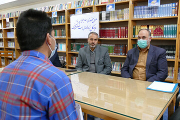 مدیرکل زندان‌های استان مرکزی با زندانیان اردوگاه کاردرمانی و حرفه‌آموزی دیدار کرد