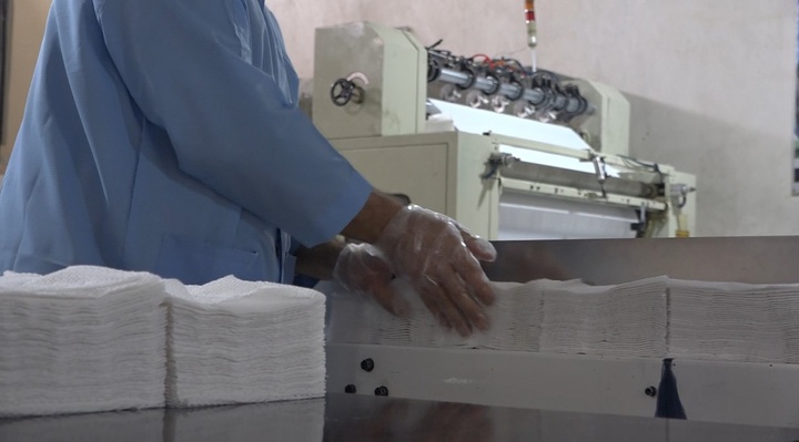 اشتغال مددجویان در کارگاه تولیدی دستمال کاغذی و محصولات سلولزی ندامتگاه کرج