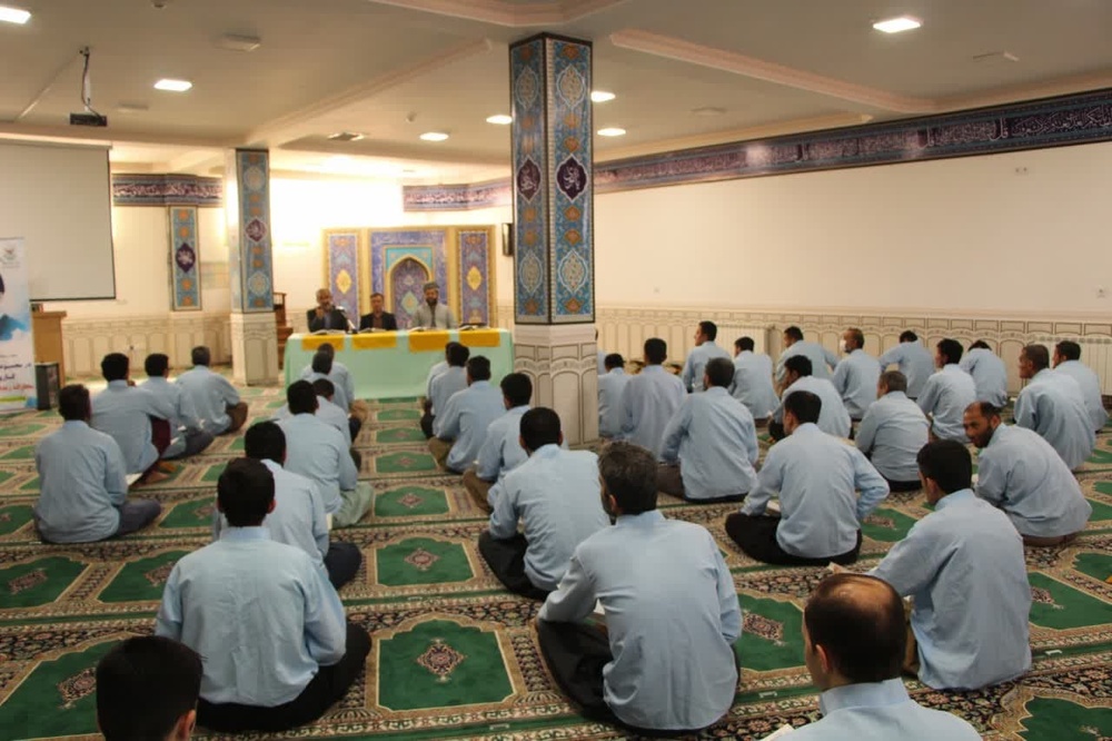  به مناسبت آغاز ماه مبارک رمضان محفل انس با قرآن کریم در زندانهای کردستان برگزار شد