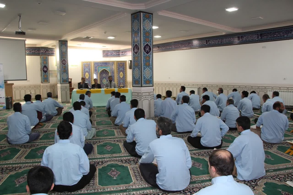 محفل انس با قرآن کریم ویژه ماه مبارک رمضان در زندان‌های کردستان برپا شد