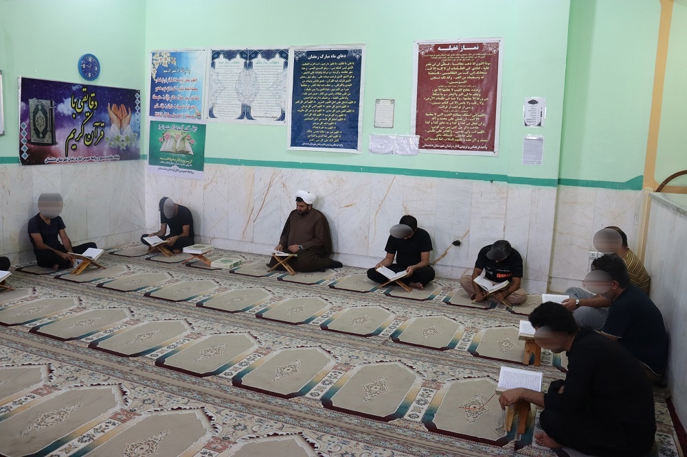دقایقی با قرآن کریم در اندرزگاه های زندان دشتستان در ماه رمضان 