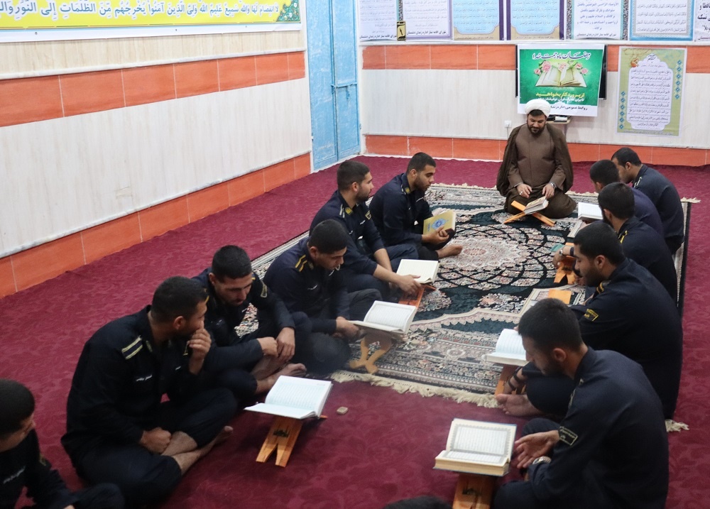 محفل انس با قرآن ویژه سربازان‌وظیفه زندان دشتستان در ماه مبارک رمضان 