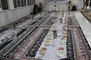 مددجویان کانون اصلاح‌وتربیت تهران بر سر سفره افطار ماه رمضان