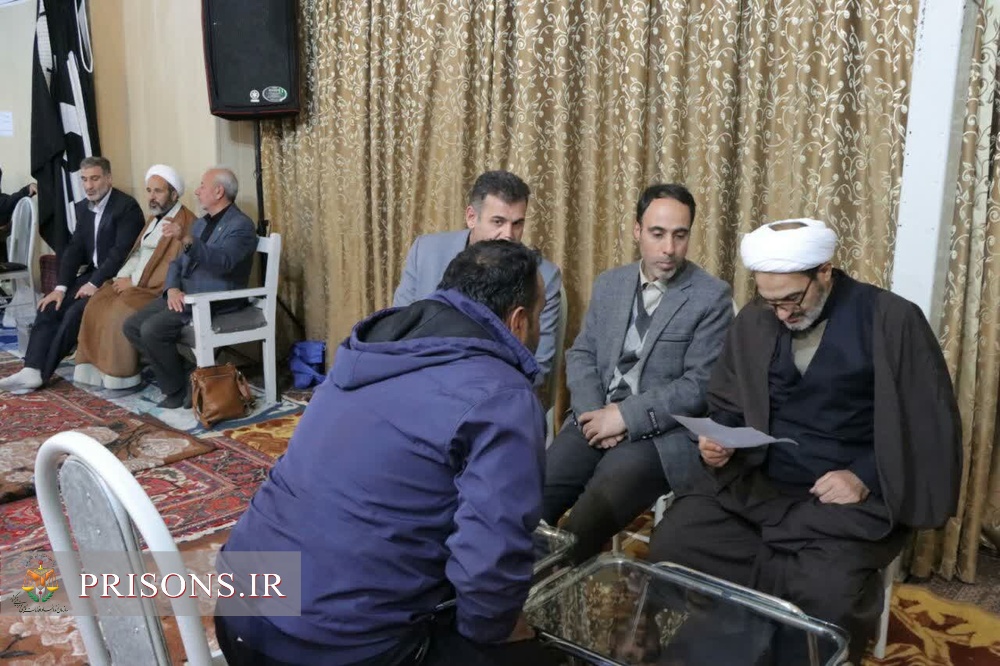 دیدار مردمی مدیرکل زندان‌های آذربایجان‌غربی در مسجد با آزادی یک زندانی نیازمند 