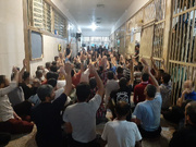 بالا رفتن دستان نیازمند مددجویان زندان اراک برای استجابت دعا