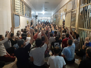 بالا رفتن دستان نیازمند مددجویان زندان اراک برای استجابت دعا