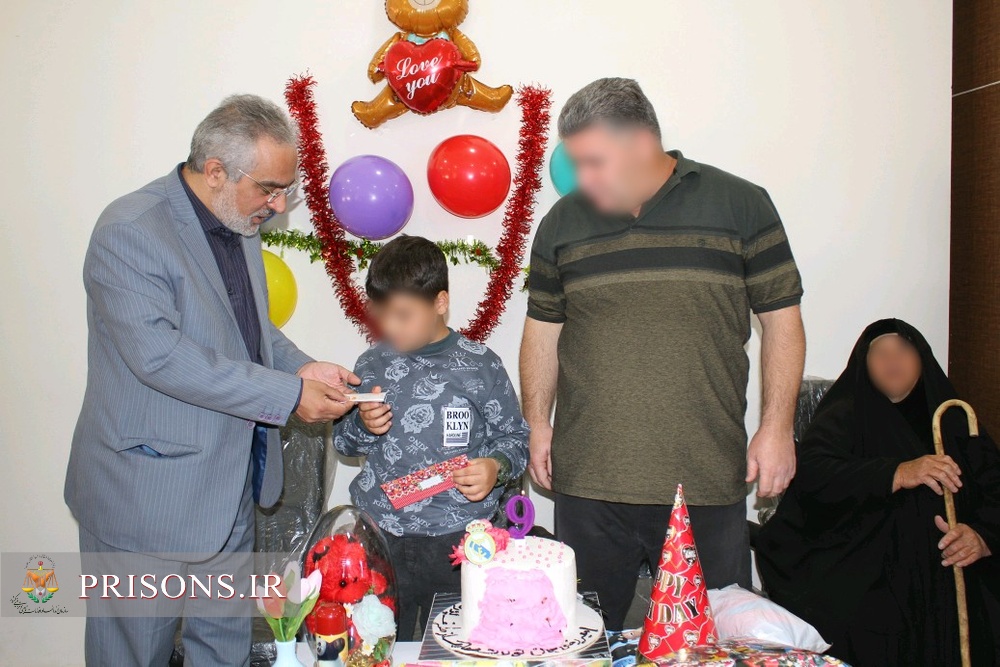 جشن تولد فرزند زندانی در دفتر رییس زندان برگزار شد