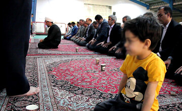 تصویر / ضیافت افطاری مددجویان زندان مرکزی یزد در کنار خانواده