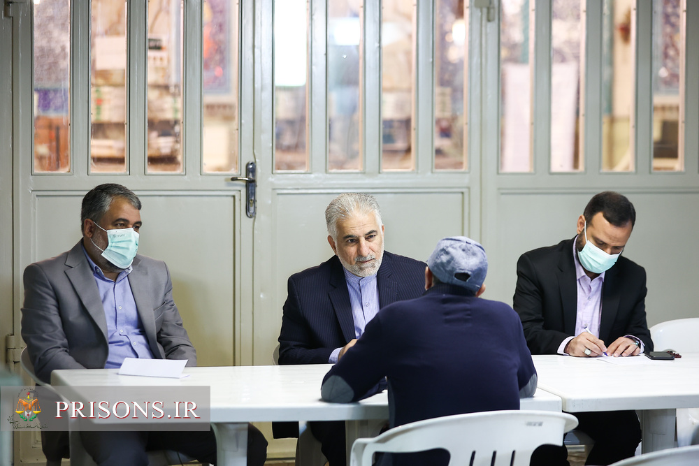 برپایی «میز خدمت» رئیس سازمان زندان‌ها در مسجد «الرسول»(ص) تهران