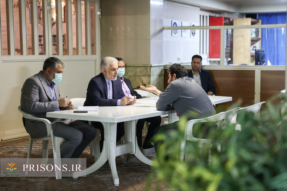 برپایی «میز خدمت» رئیس سازمان زندان‌ها در مسجد «الرسول»(ص) تهران