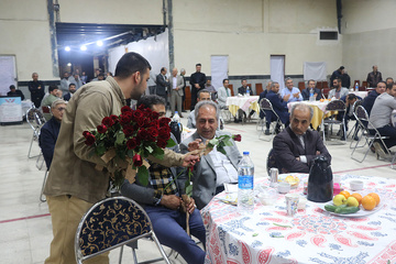 خیرین استان البرز در جشن گلریزان ستاد دیه گل کاشتند