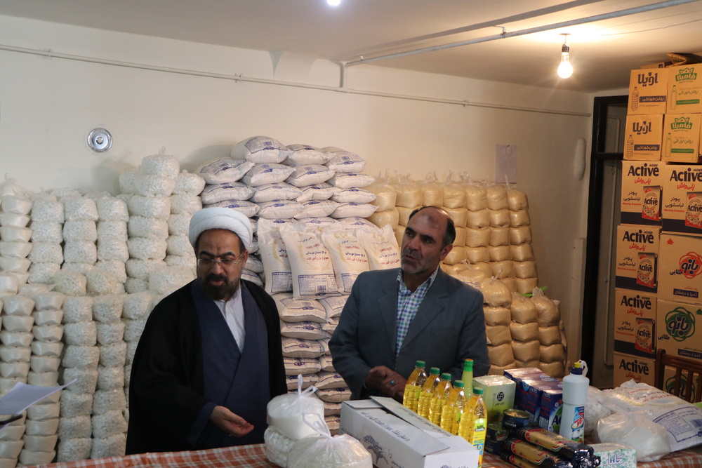 توزیع بسته‌های غذایی دربین خانواده زندانیان زنجانی در آستانه عید فطر