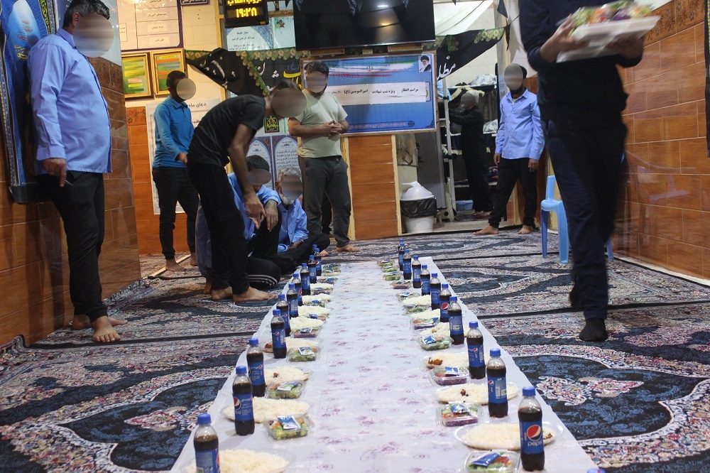 تهیه و توزیع افطاری در شبهای ماه مبارک رمضان جهت زندانیان زندان دشتی با همکاری خیرین