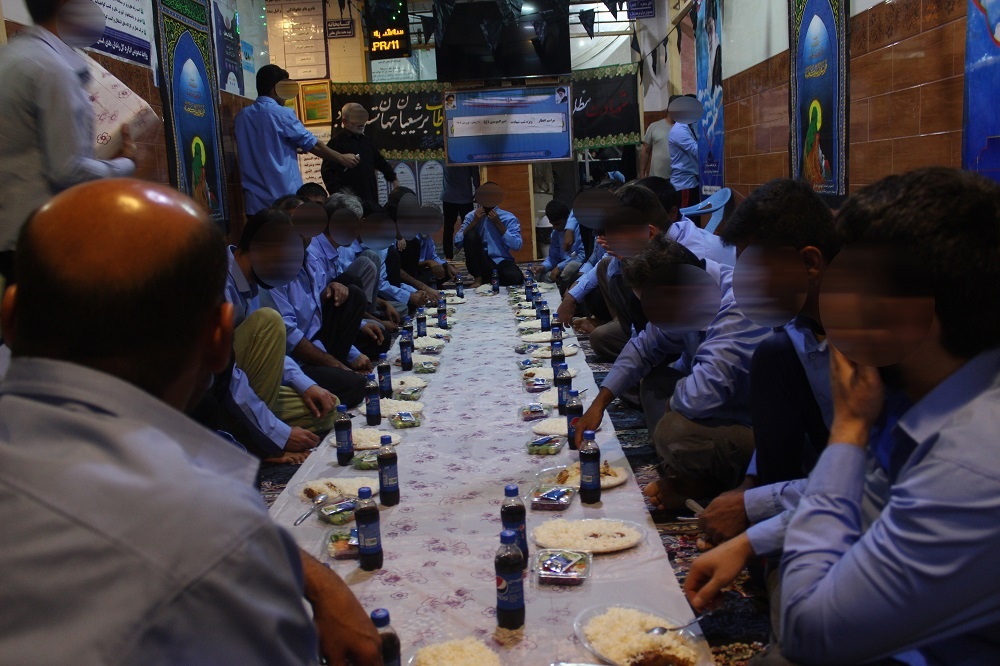 تهیه و توزیع افطاری در شبهای ماه مبارک رمضان جهت زندانیان زندان دشتی با همکاری خیرین