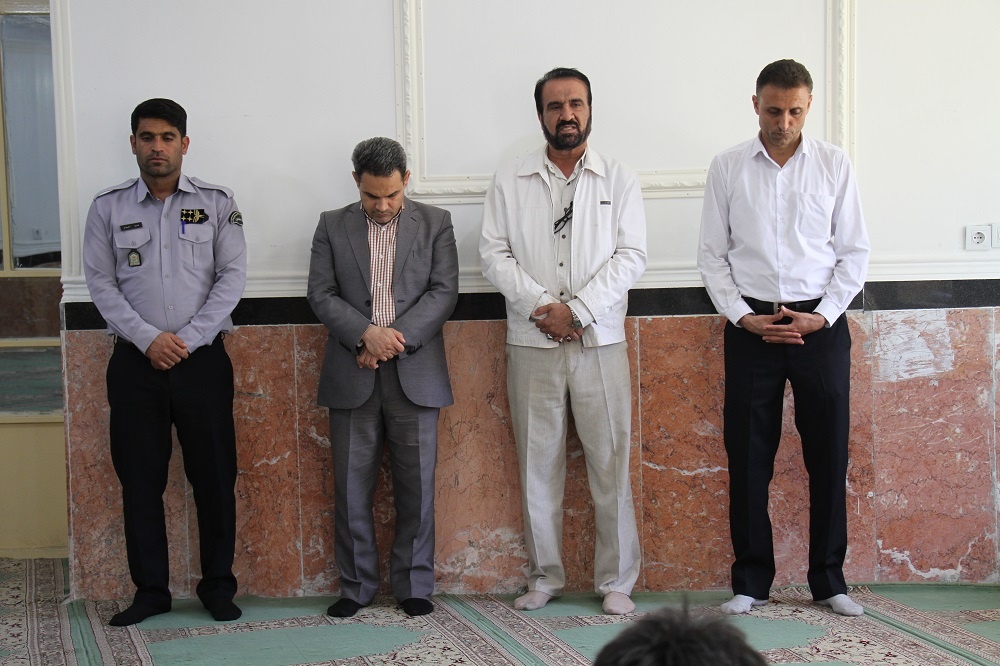 تجلیل از مددجویان فعال عرصه های مختلف فرهنگی در ماه مبارک رمضان در زندان مرکزی بوشهر 