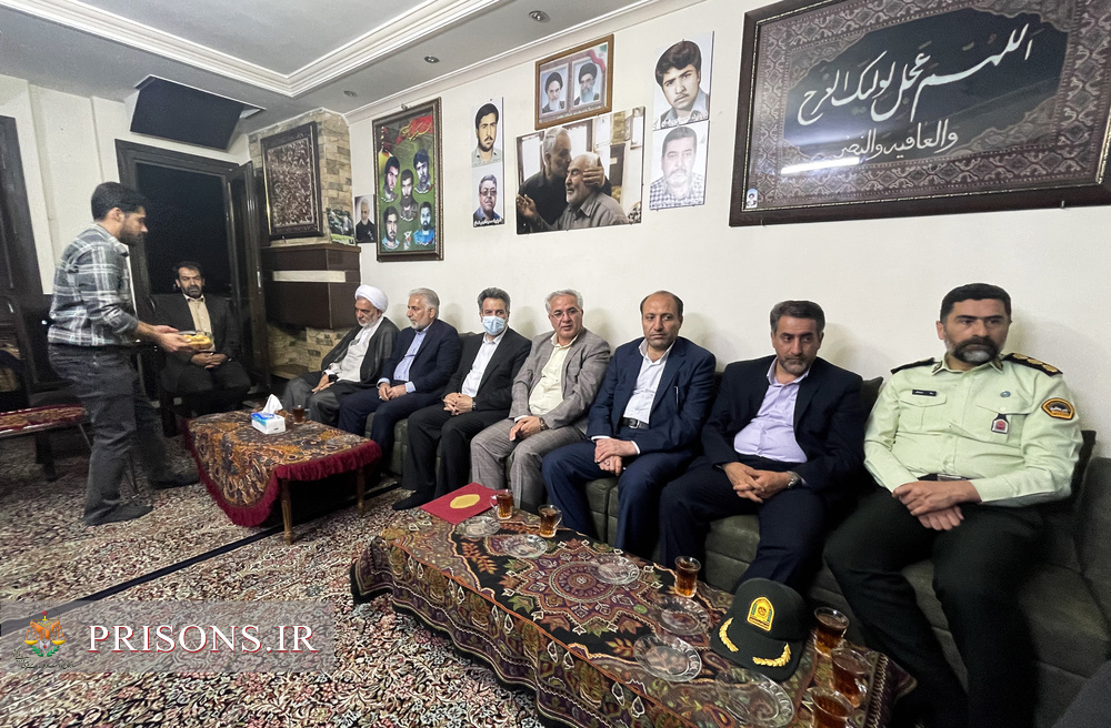 حضور رئیس سازمان زندان‌ها در منزل خانواده شهید «انجم شعاع»
