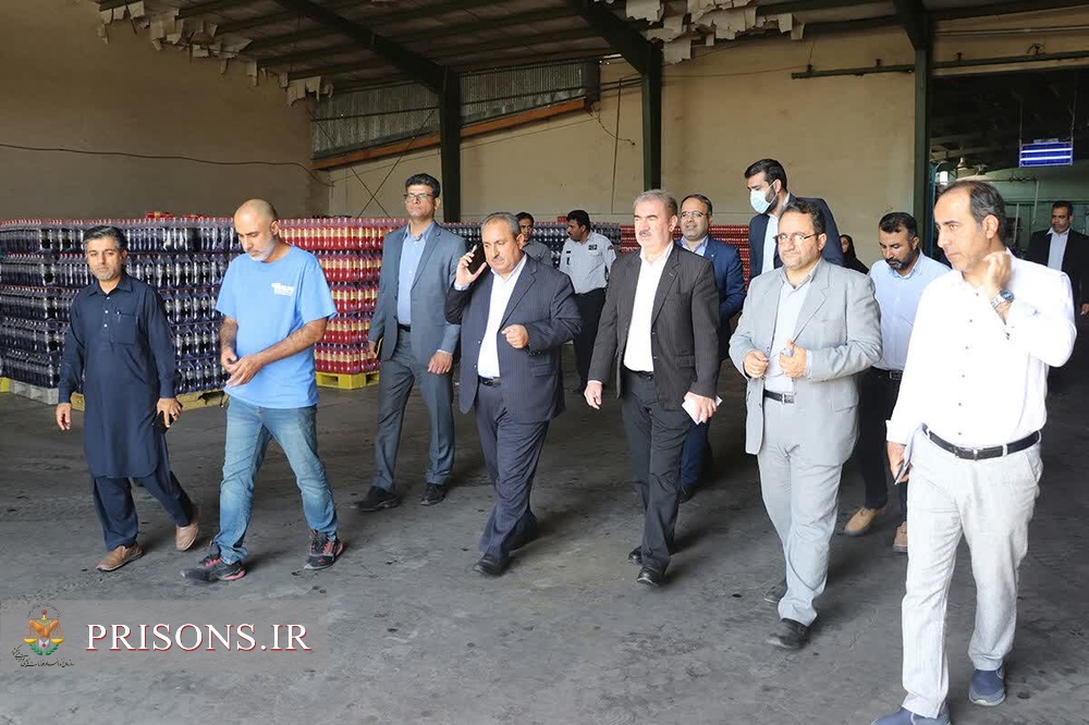 مدیرکل زندان‌های سیستان‌وبلوچستان از کارخانه شرکت ایران کولا شهرستان ایرانشهر بازدید کرد