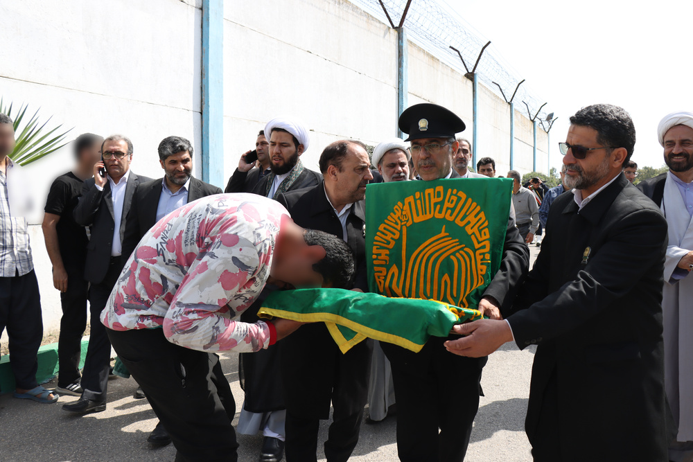 طعم شیرین آزادی در سایه پرچم امام رئوف(ع)/۲۲ زندانی در طرح «زیر سایه خورشید» به آغوش خانواده بازگشتند