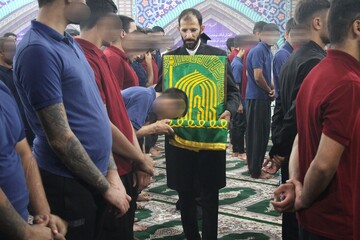 حضور خدام حرم رضوی در بین زندانیان زندان مرکزی بوشهر