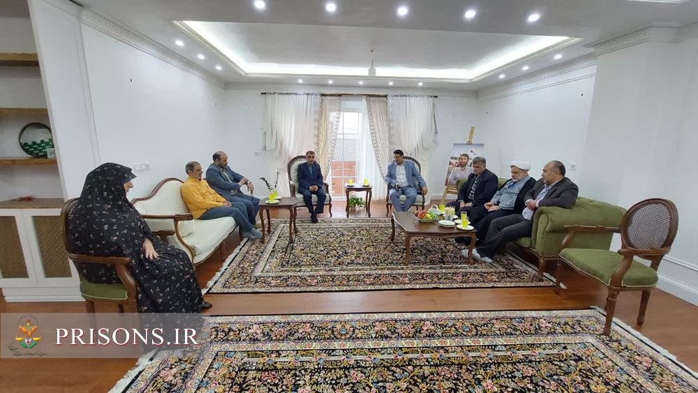 دیدار مدیرکل زندانهای استان مازندران با خانواده شهداء
