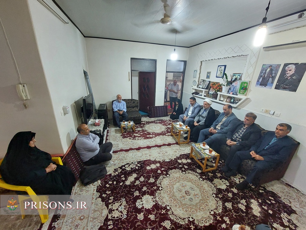 دیدار مدیرکل زندان‌های استان مازندران با خانواده شهداء