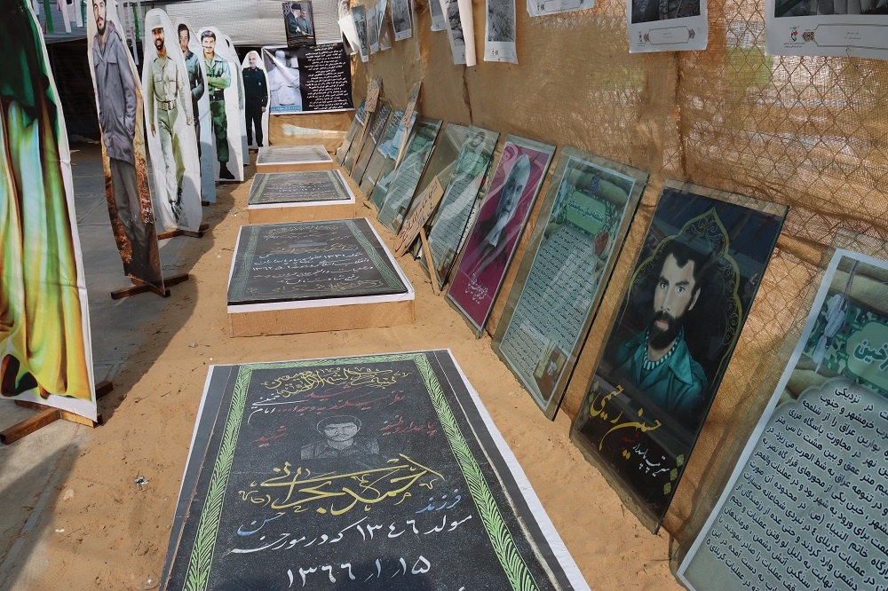 افتتاح نمایشگاه  عکس وآثار شهداء با حضور امام جمعه برازجان حرفه آموزی وکاردرمانی