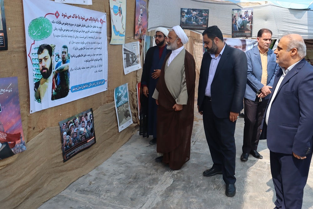 افتتاح نمایشگاه  عکس وآثار شهداء با حضور امام جمعه برازجان حرفه آموزی وکاردرمانی