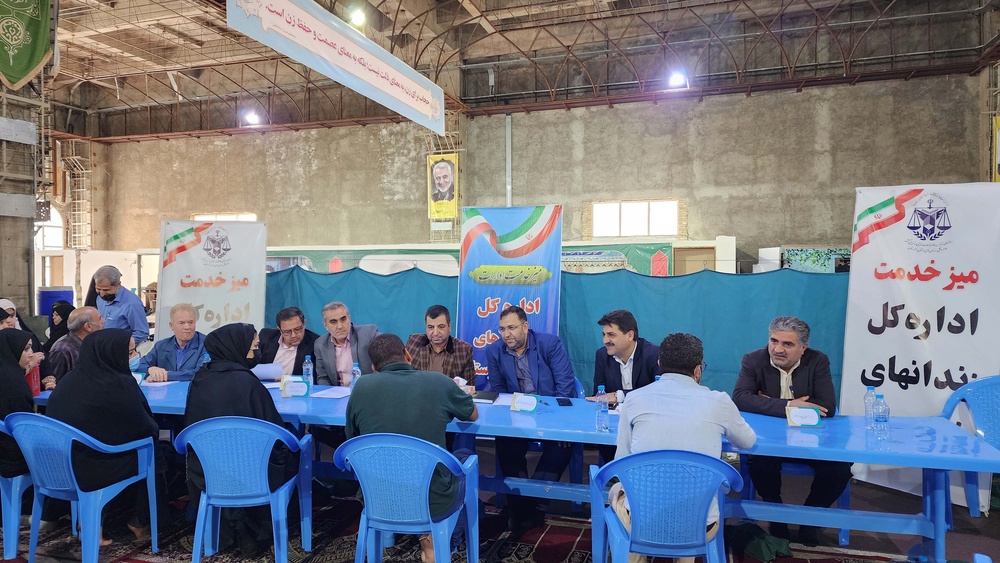 برپایی میزخدمت اداره‌کل زندان‌های خوزستان در مصلی نماز جمعه اهواز