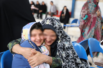 دیدار پدران و مادران زندانی با فرزندانشان در زندان مرکزی مشهد 