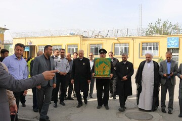 پرچم حرم رضوی در زندان مرکزی کرمانشاه