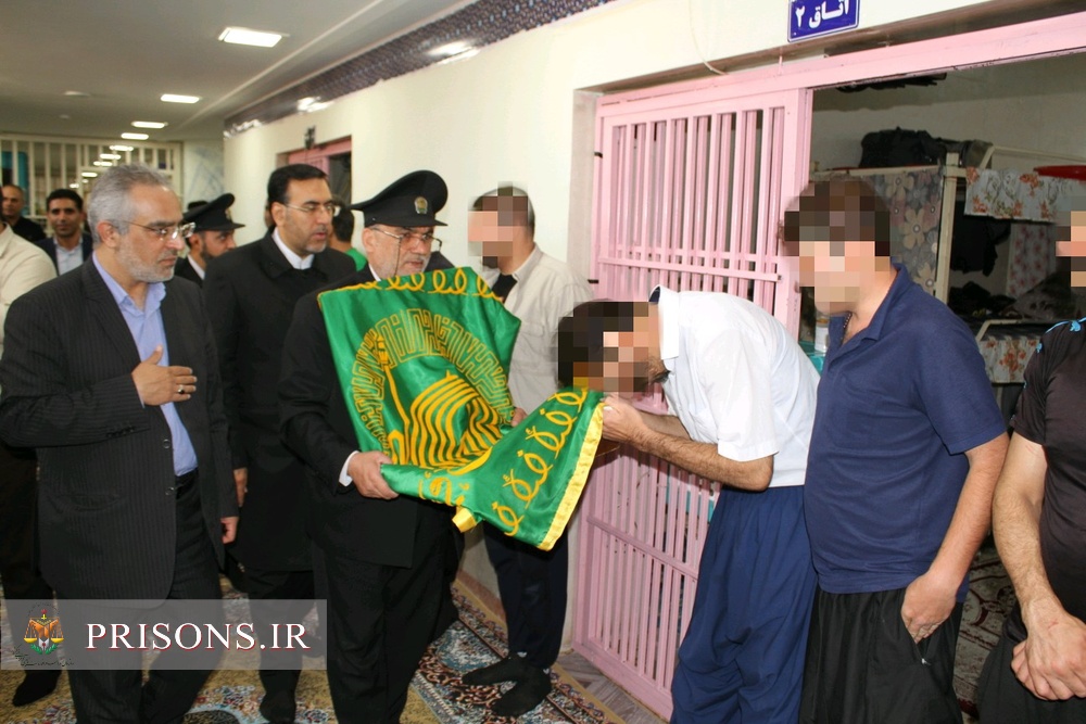 5 زندانی ایلامی به حرمت پرچم حرم رضوی از زندان آزاد شدند