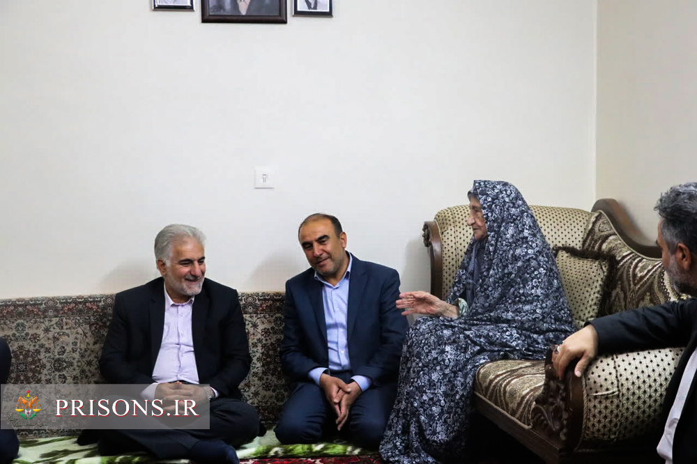 دیدار صمیمی رئیس سازمان زندان‌ها با خانواده شهید سرافراز دوران دفاع مقدس