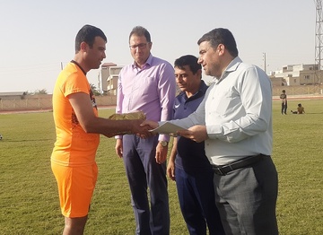 آیین تجلیل از کارکنان فعال ورزشی در زندان دشتستان برگزار شد