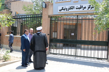 بازدید معاون دادستان تهران و مدیرکل زندان‌های استان از مرکز مراقبت الکترونیکی
