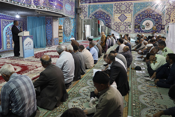 برگزاری میز خدمت مدیر کل زندان های استان در نماز جمعه بروجن 
