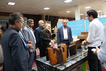 استقبال عموم مردم  و مسولین از نمایشگاه تولیدات و صنایع دستی زندانیان استان بوشهردر مصلی نماز جمعه
