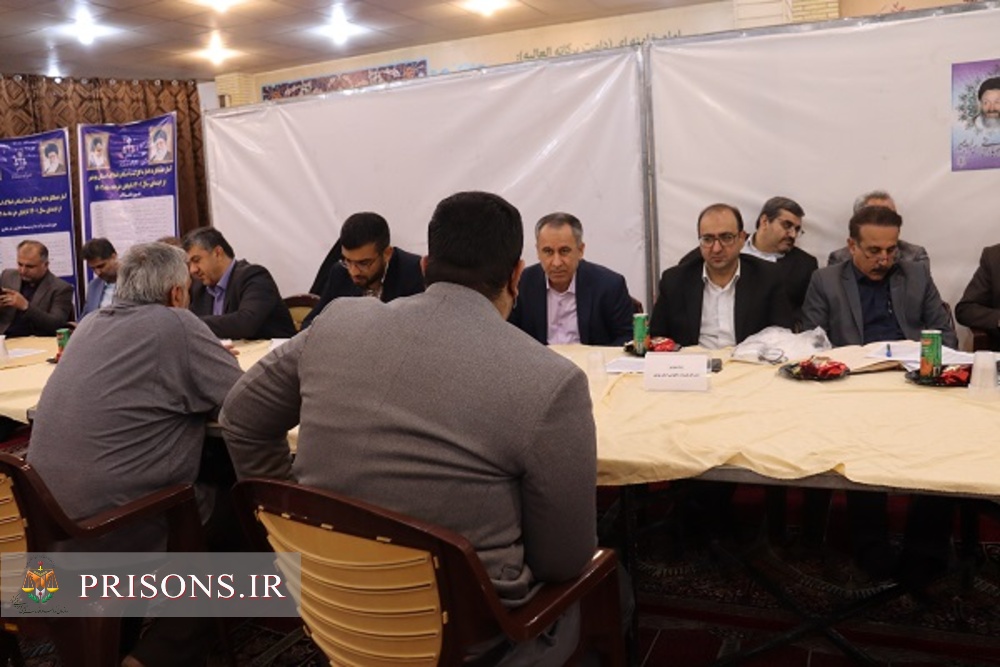 برپایی میز خدمت مدیرکل زندان های استان در مصلی نماز جمعه بوشهر