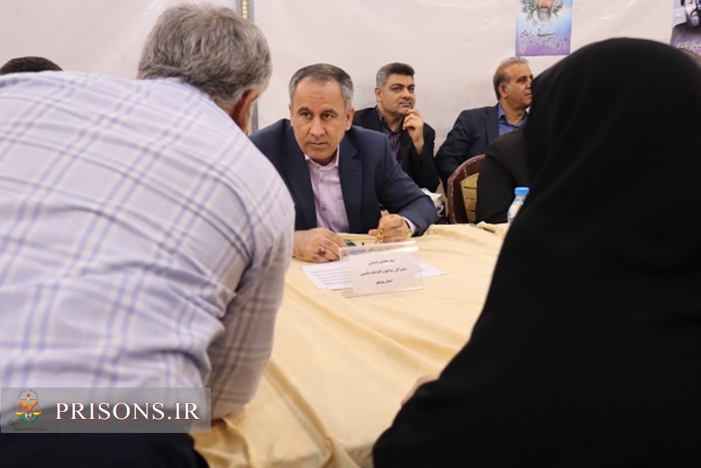 برپایی میز خدمت مدیرکل زندان های استان در مصلی نماز جمعه بوشهر