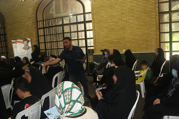 استقرار میز خدمت اداره کل زندان‌های استان البرز در مسجد امام جعفر صادق