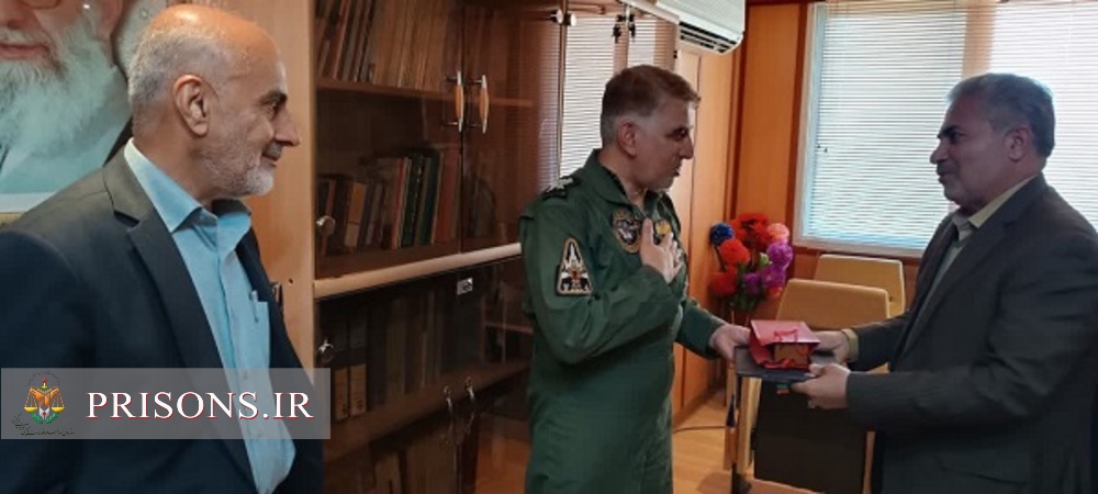 تقدیر از  رئیس زندان نظامیان استان بوشهر توسط فرمانده پایگاه هوایی و فرمانده ارشد نظامیان