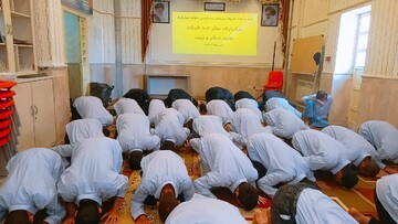 سجده بندگی مددجویان کانون اصلاح و تربیت گلستان در عید قربان